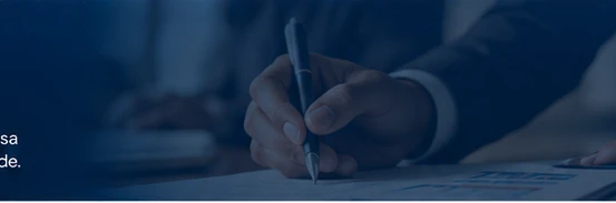 Profissional analisando documentos e gráficos