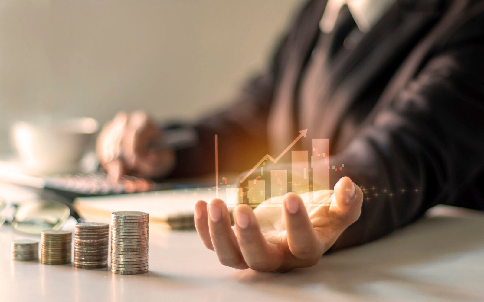 Profissional analisando gráficos financeiros e documentos